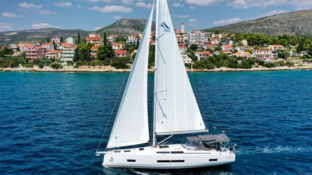 Sailing yacht 