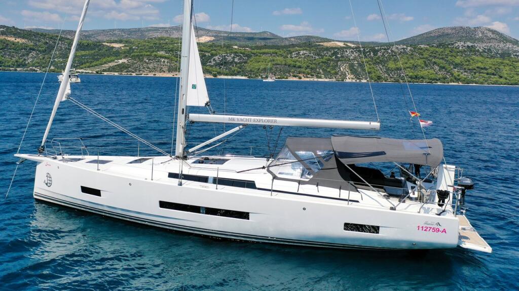 Sailing yacht 