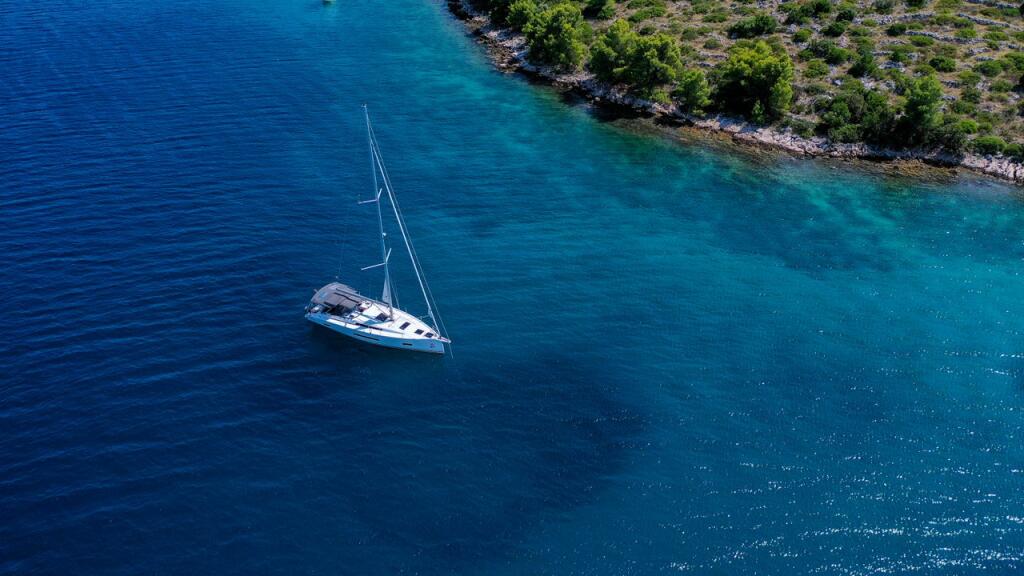 Sailing yacht 