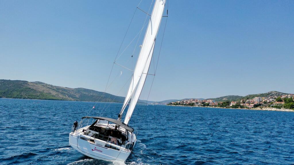 Sailing yacht 