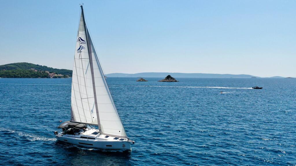 Sailing yacht 