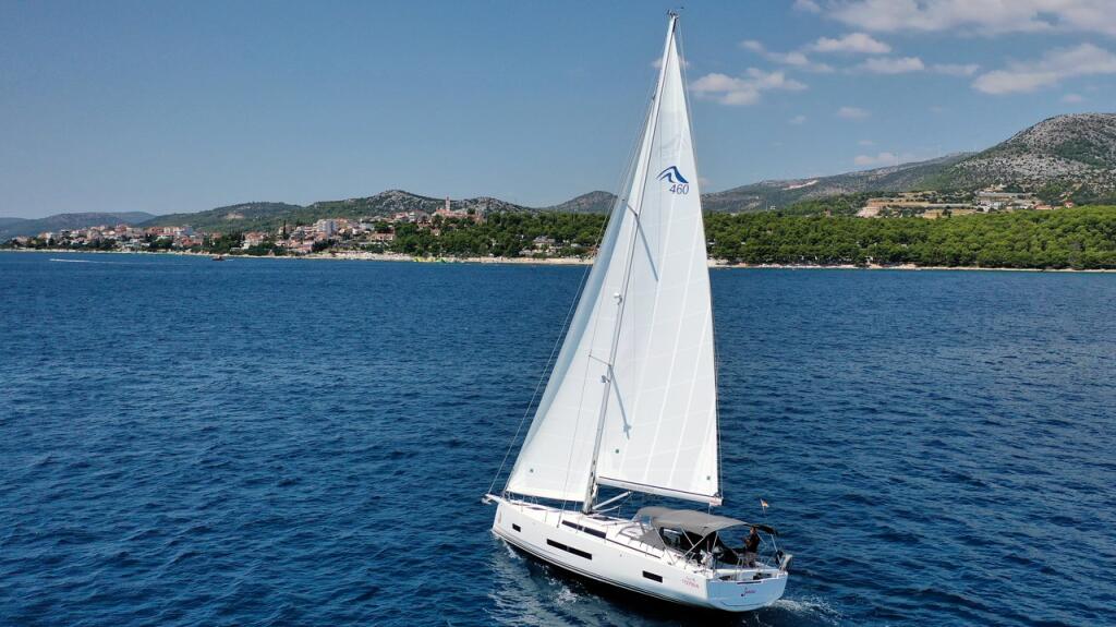 Sailing yacht 