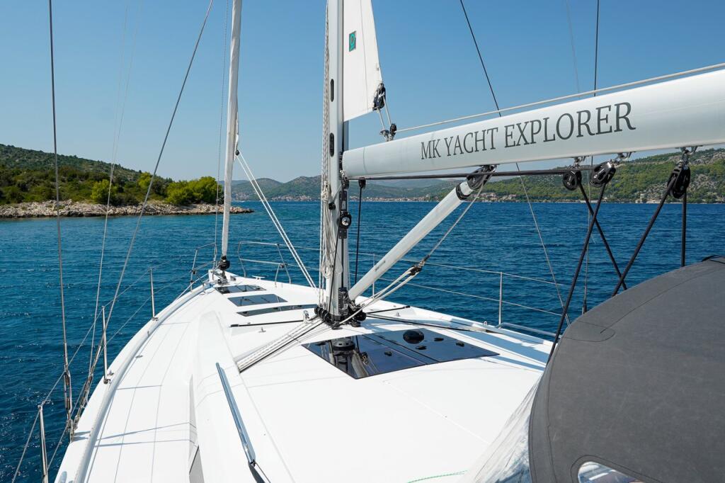 Sailing yacht 