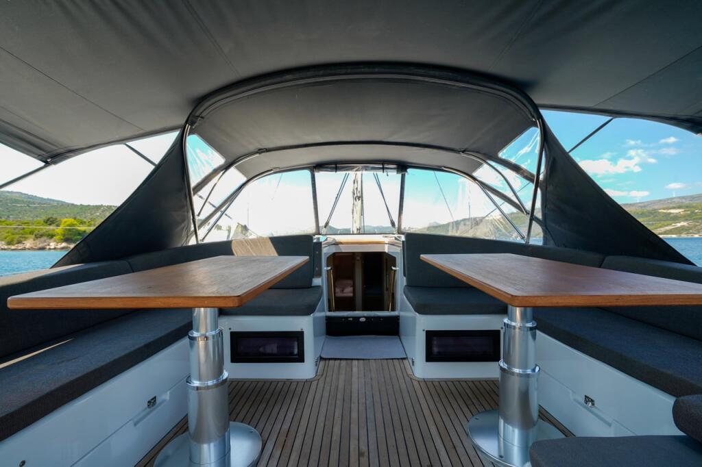 Sailing yacht 