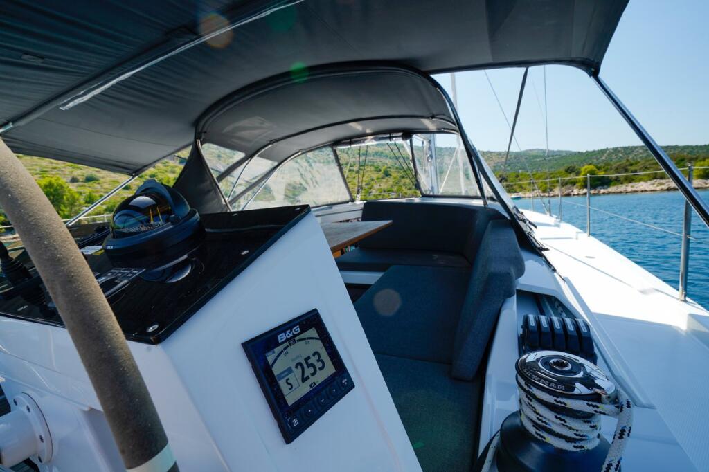 Sailing yacht 