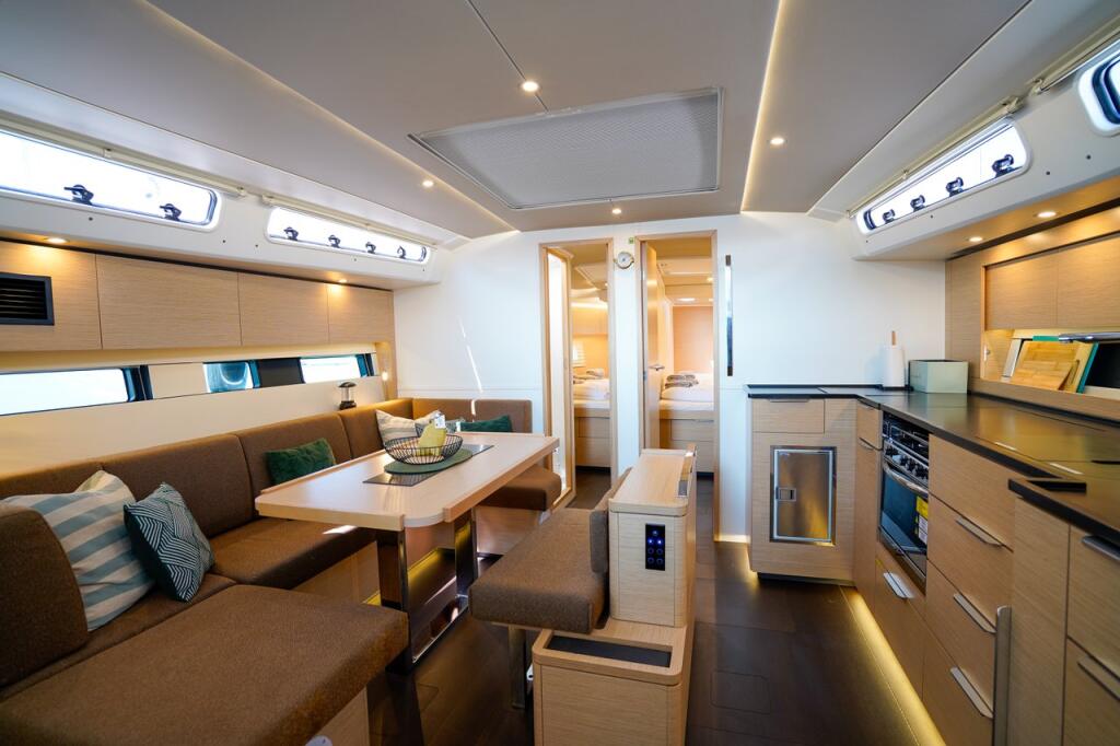 Sailing yacht 
