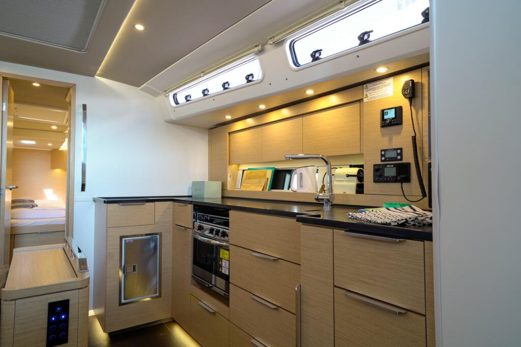 Sailing yacht 