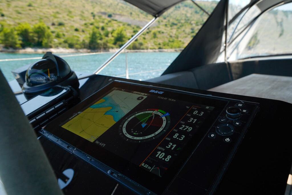 Sailing yacht 