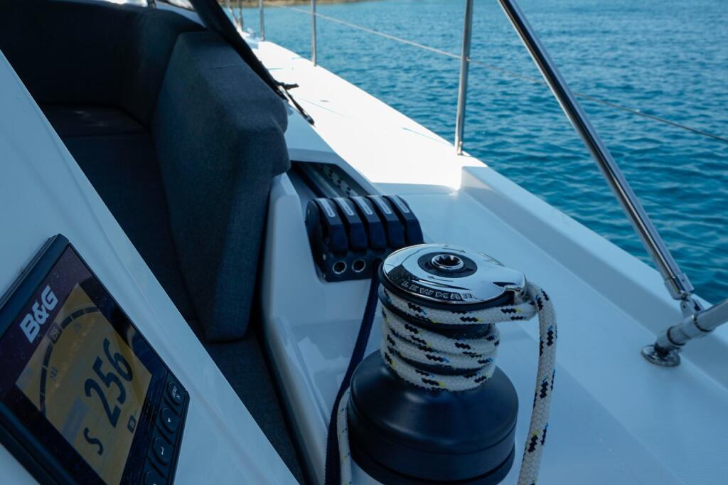 Sailing yacht 