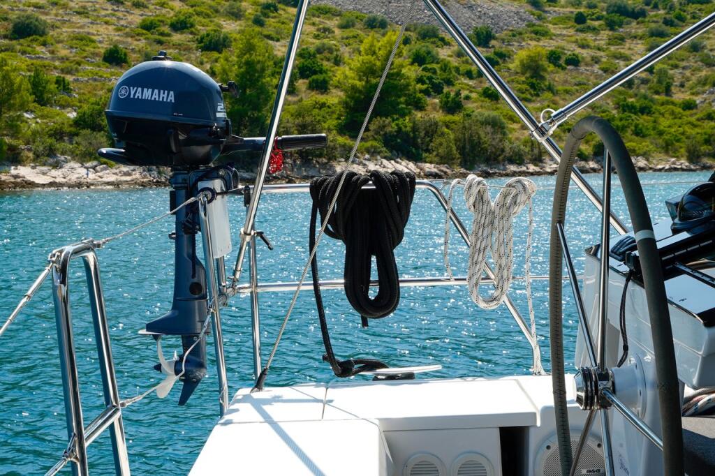 Sailing yacht 