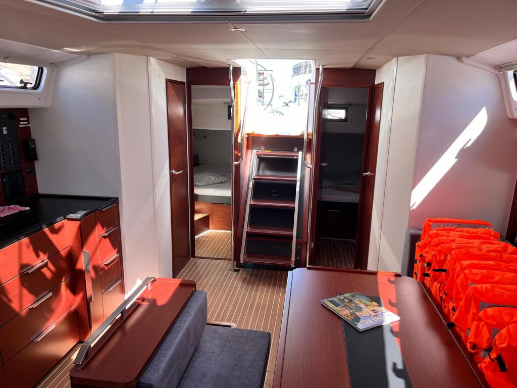 Sailing yacht 