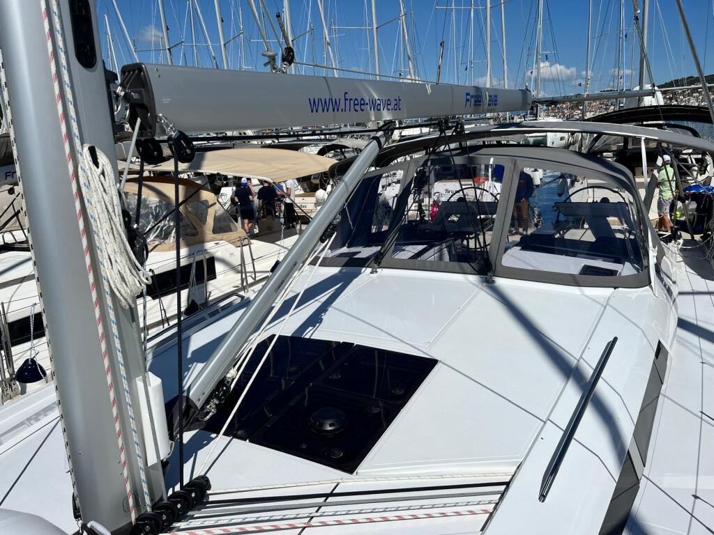 Sailing yacht 