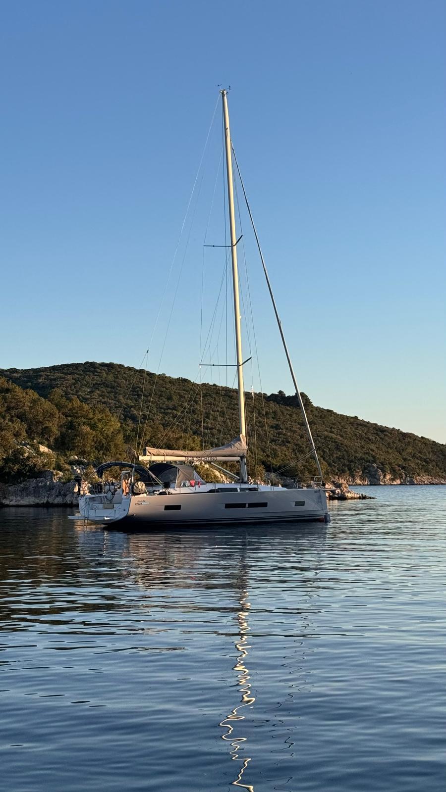 Sailing yacht 