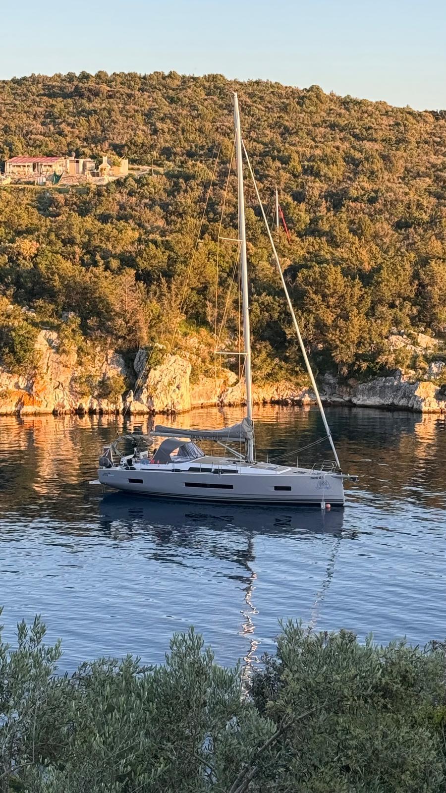 Sailing yacht 