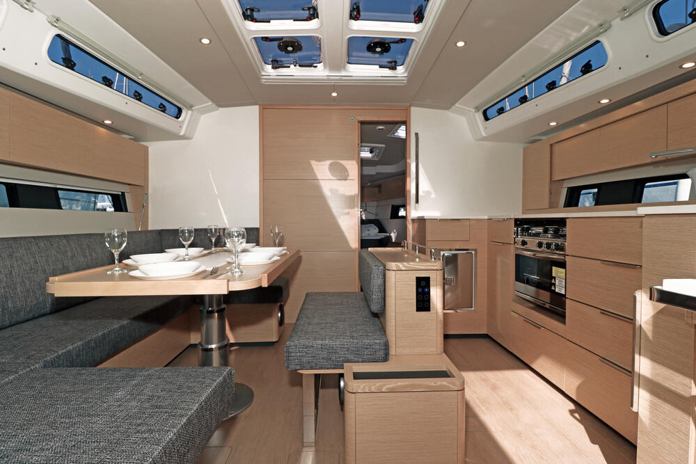 Sailing yacht 