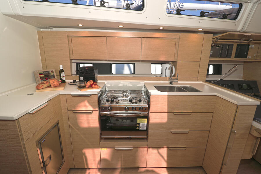 Sailing yacht 