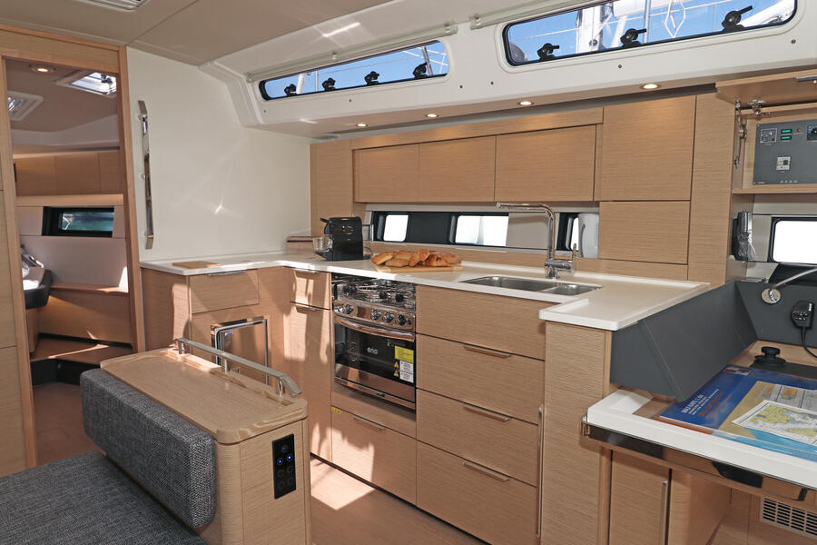 Sailing yacht 