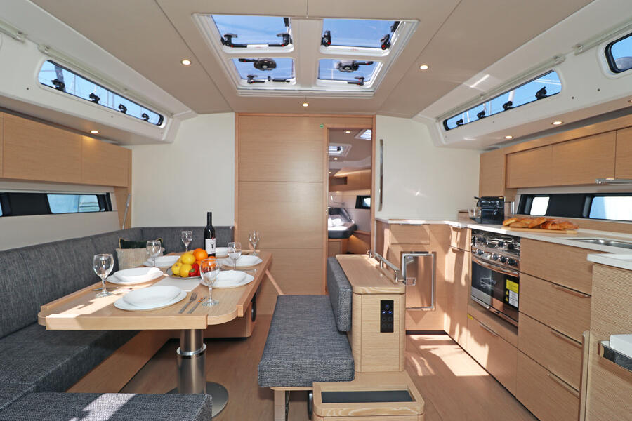 Sailing yacht 