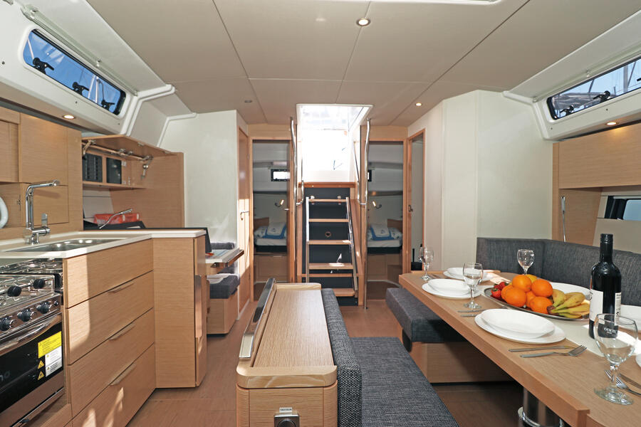 Sailing yacht 