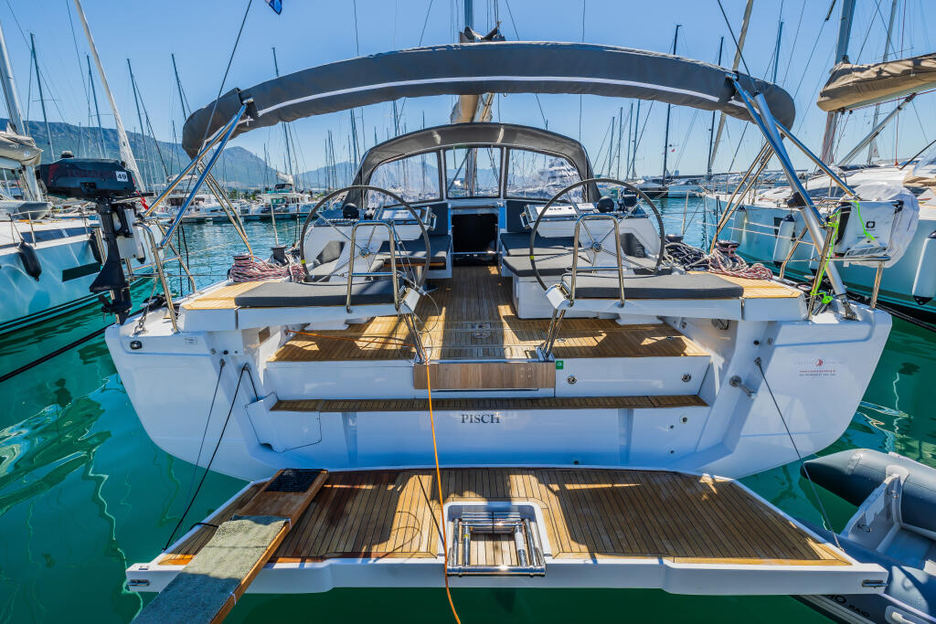 Sailing yacht 