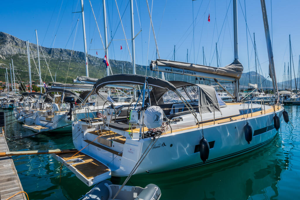 Sailing yacht 