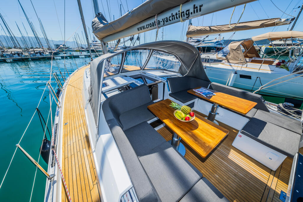 Sailing yacht 
