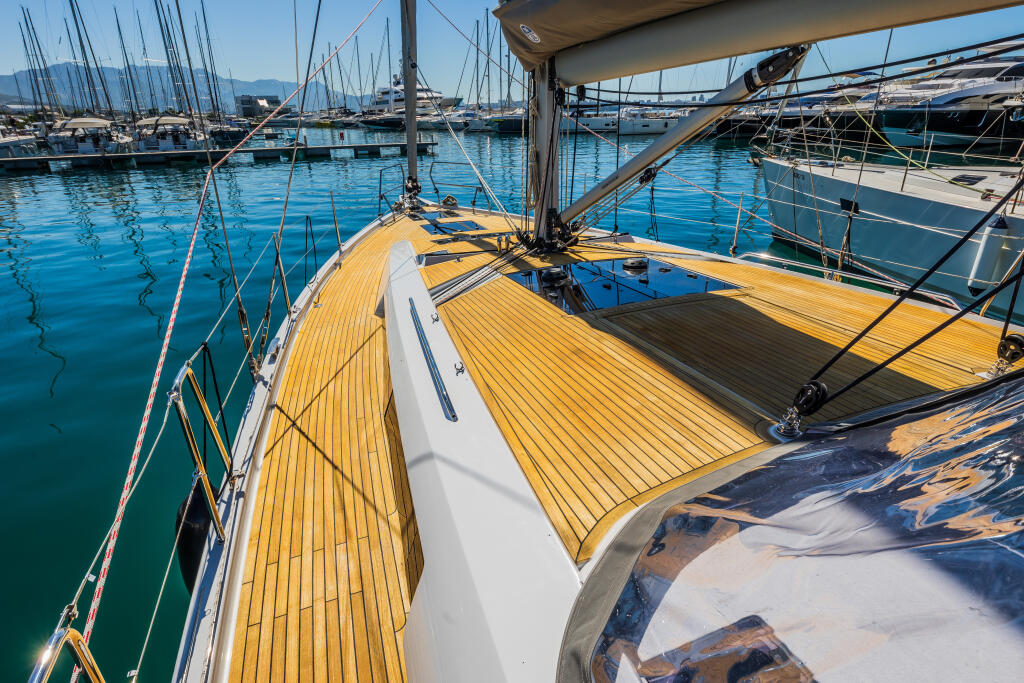 Sailing yacht 