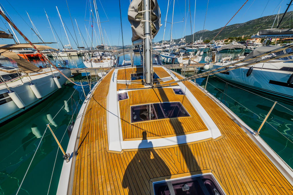 Sailing yacht 