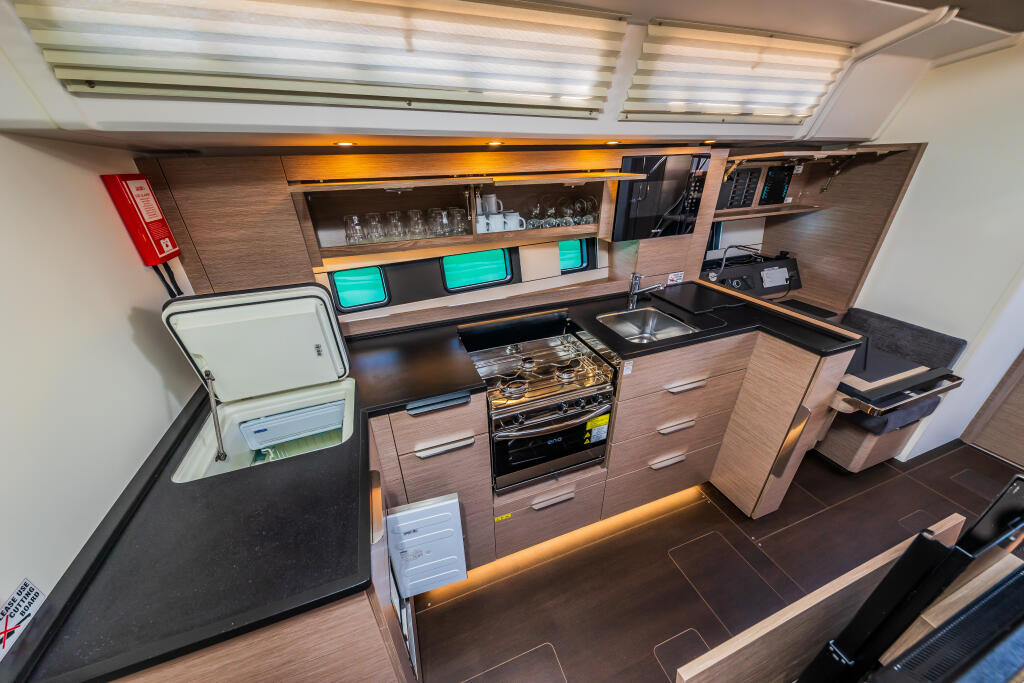 Sailing yacht 