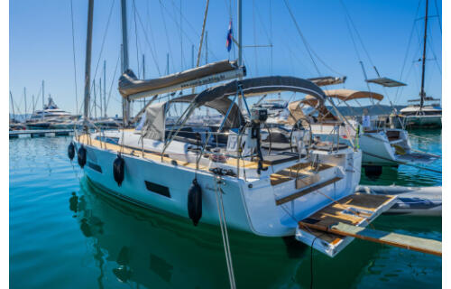 Sailing yacht 