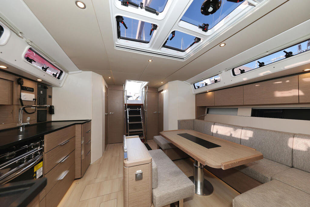 Sailing yacht 