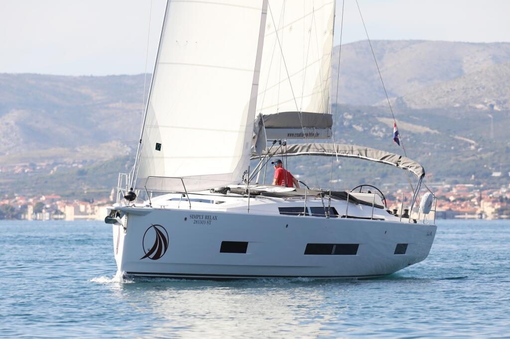 Sailing yacht 