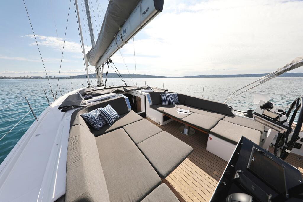 Sailing yacht 