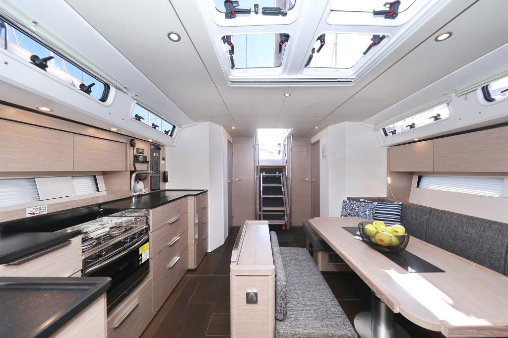 Sailing yacht 