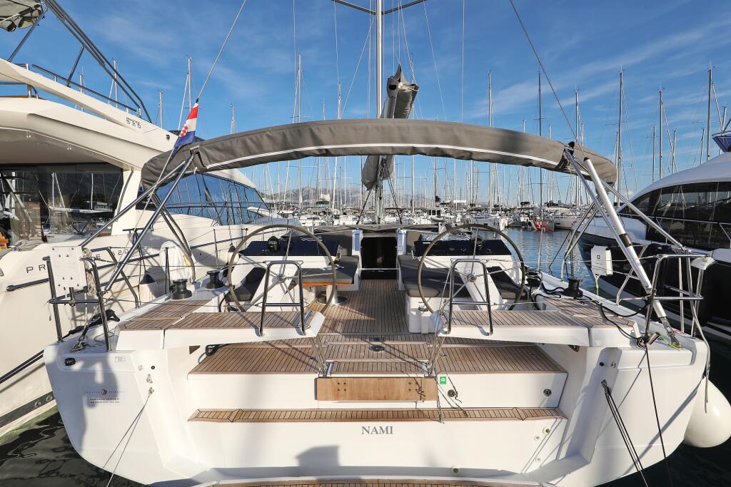 Sailing yacht 