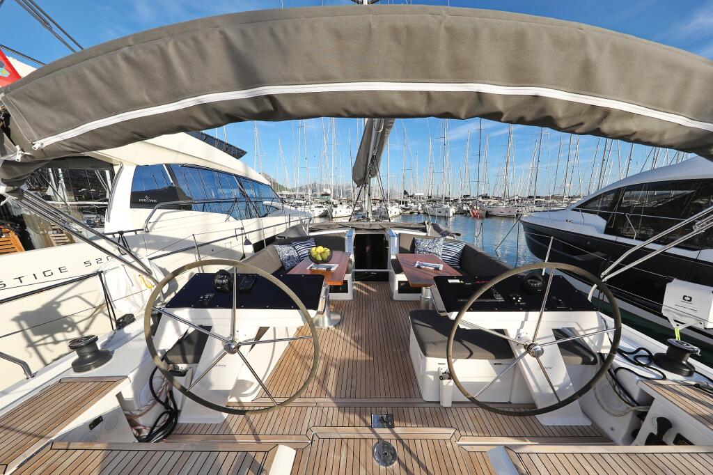 Sailing yacht 