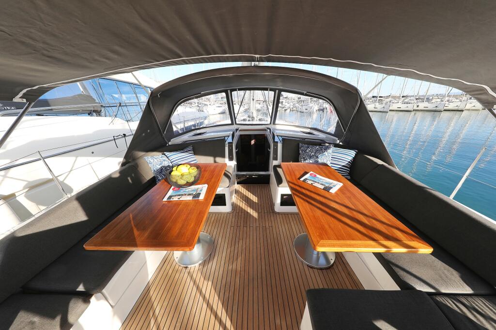 Sailing yacht 