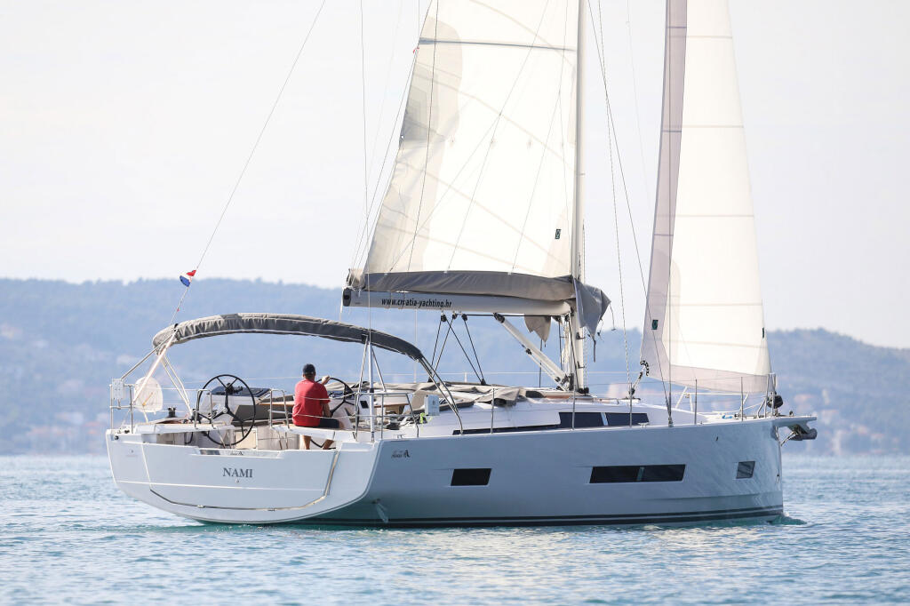 Sailing yacht 