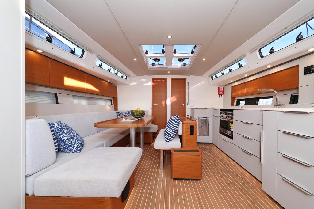 Sailing yacht 