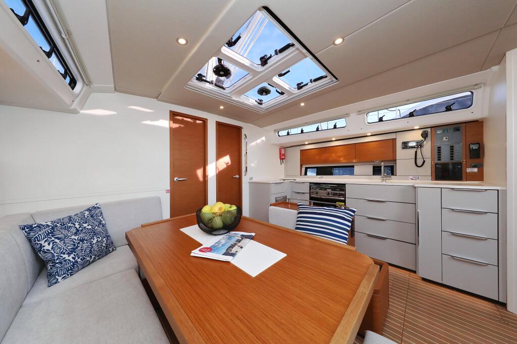 Sailing yacht 