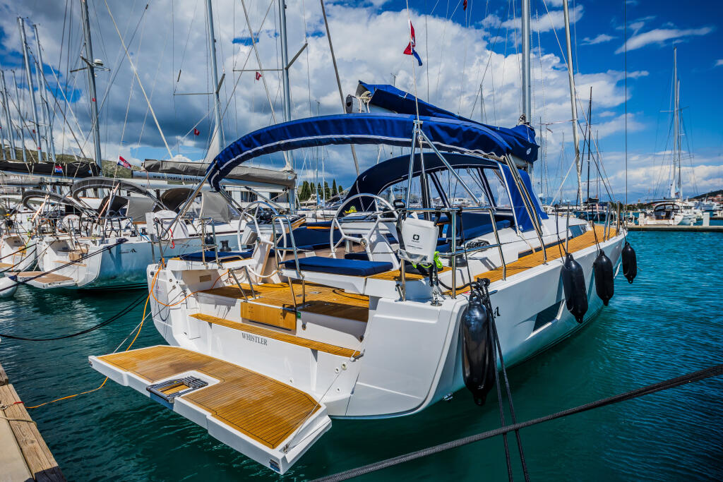 Sailing yacht 