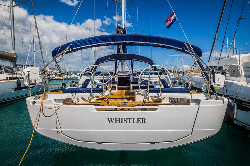 Sailing yacht 