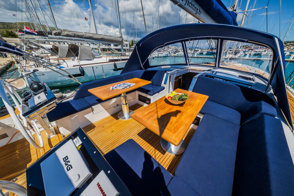 Sailing yacht 