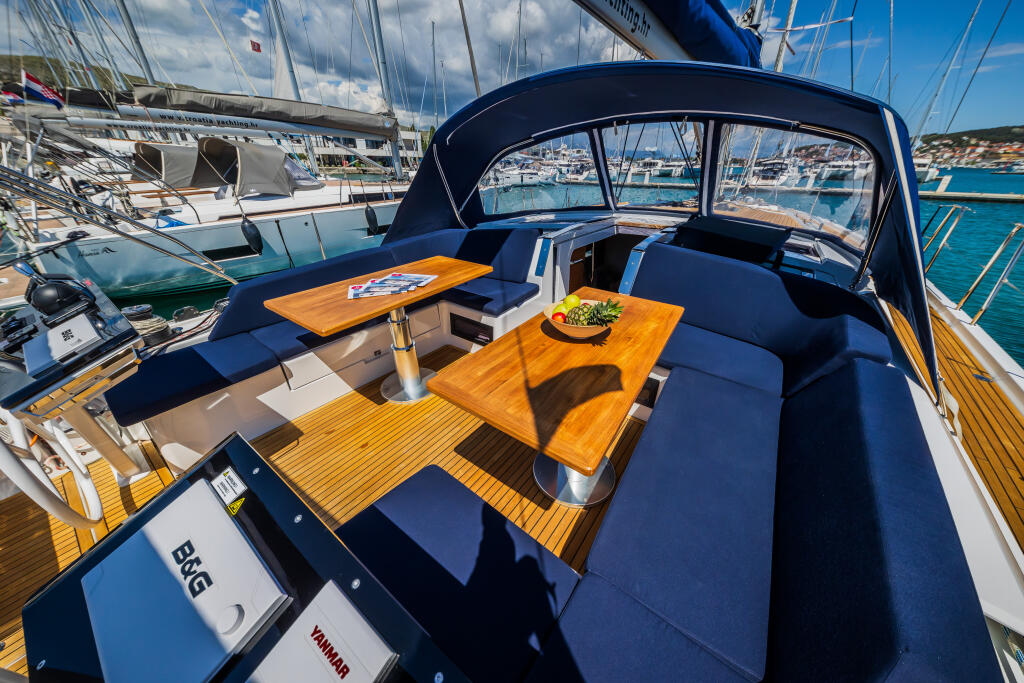 Sailing yacht 