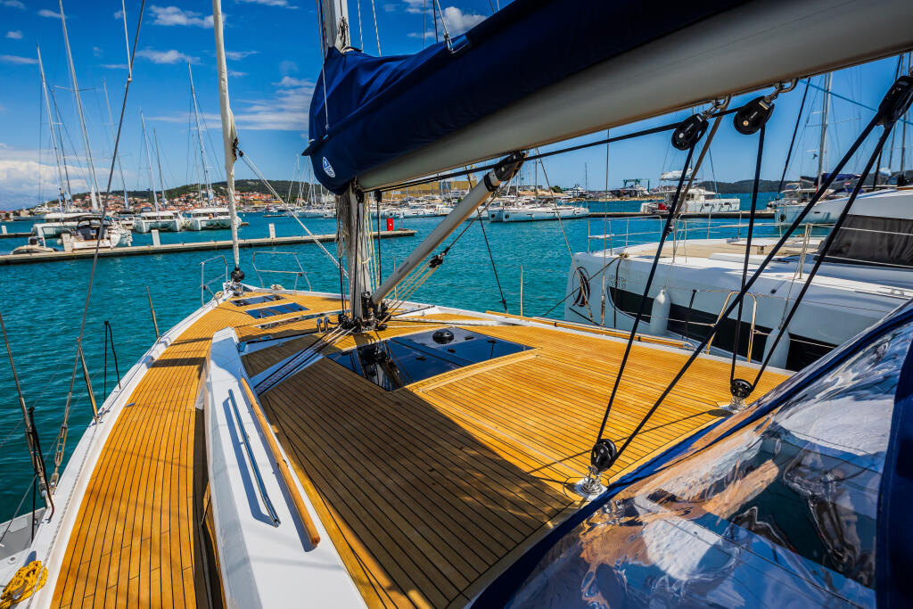 Sailing yacht 