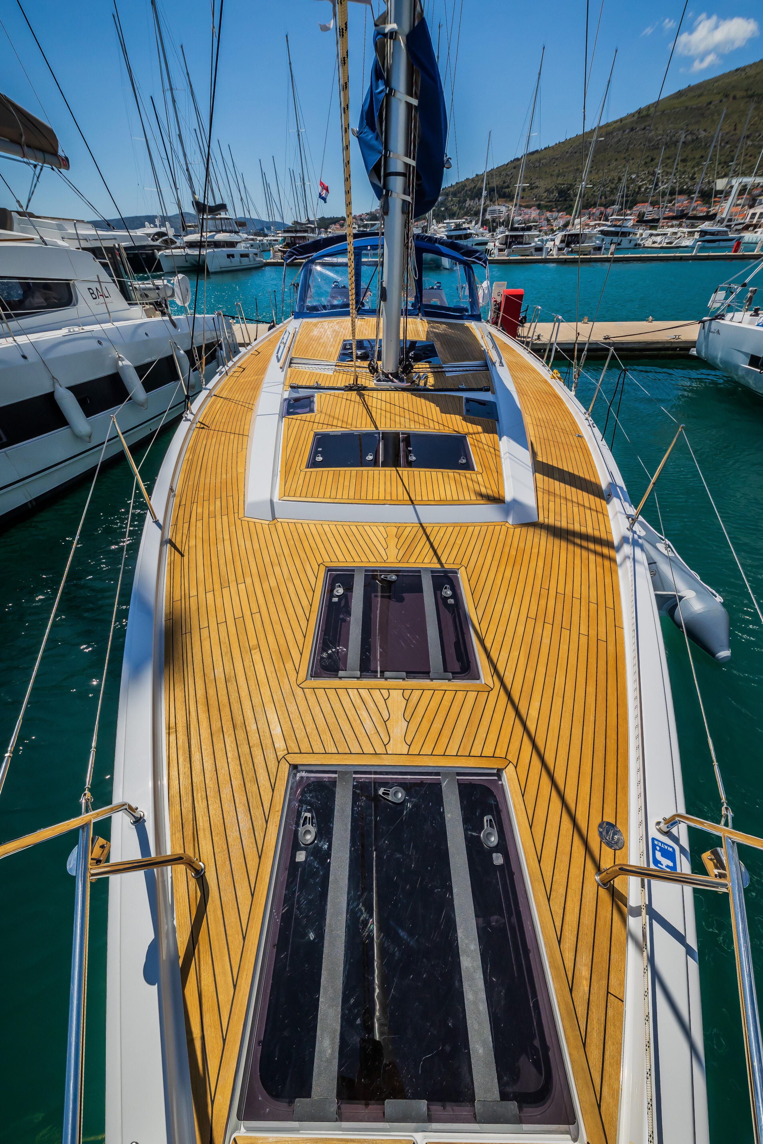 Sailing yacht 