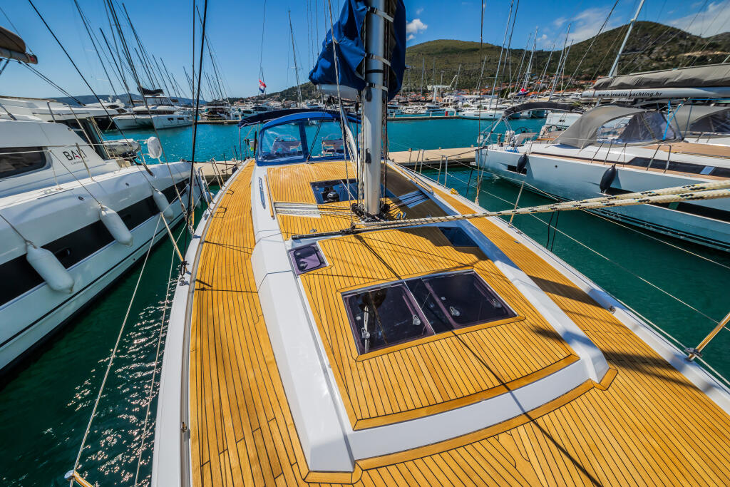 Sailing yacht 