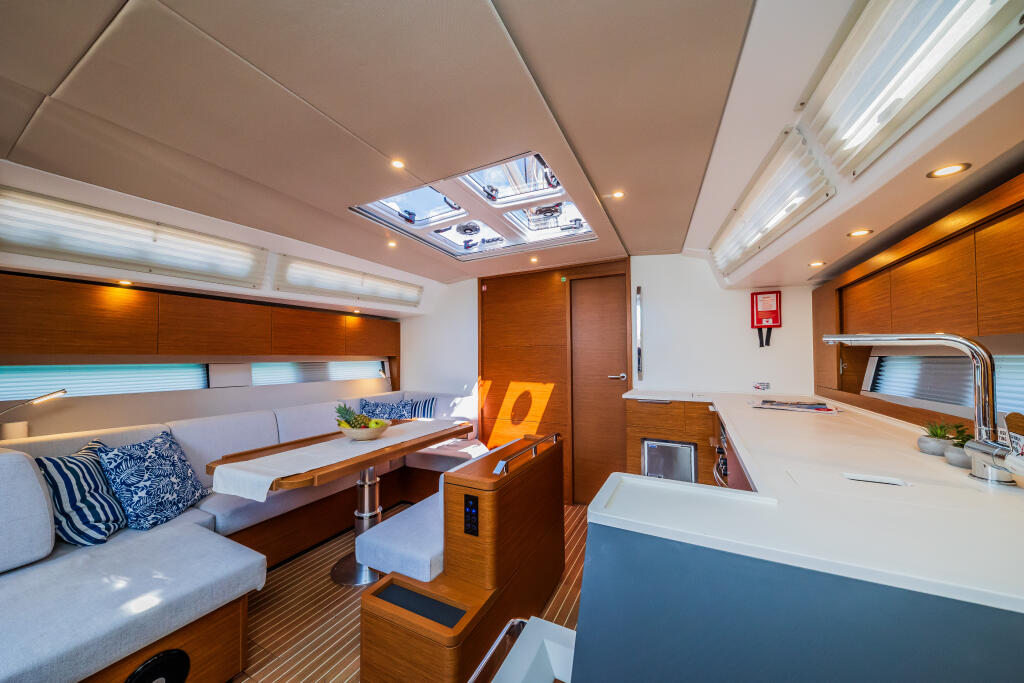 Sailing yacht 