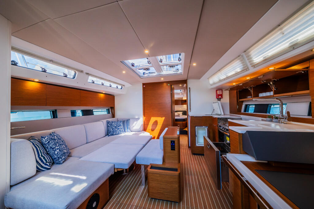 Sailing yacht 