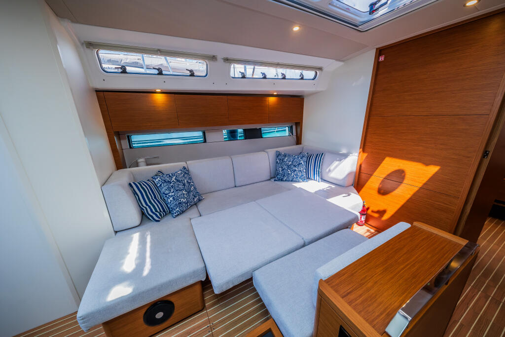 Sailing yacht 